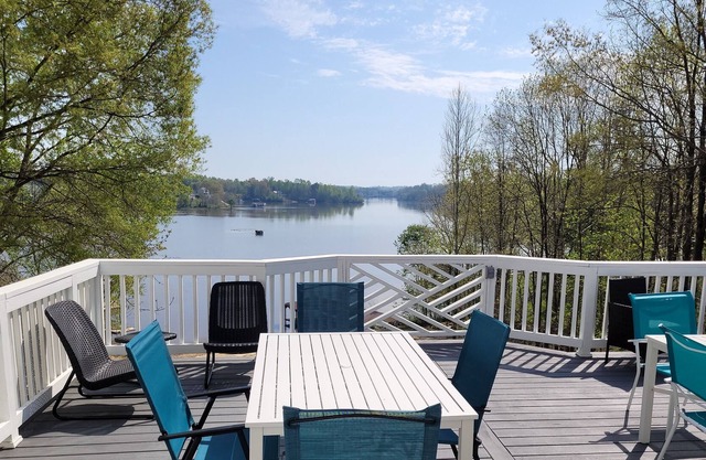 The Beach @ Lake Anna, Waterfront house with lots of room, sand volleyball, etc