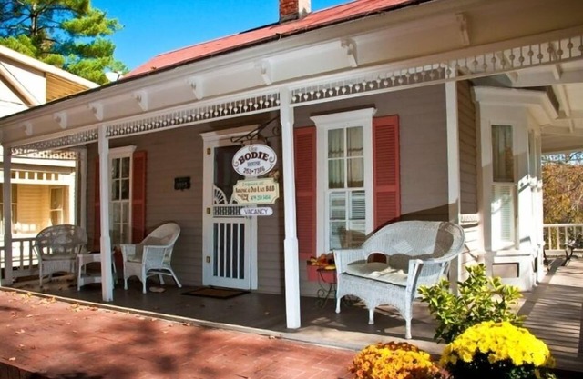 The Best Historic District Victorian Cottage in Eureka Springs