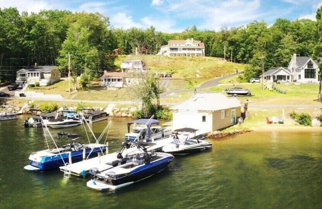 THE BEST. Lake Spectacula view. Sleeps up to 5 discount for long term rental ,