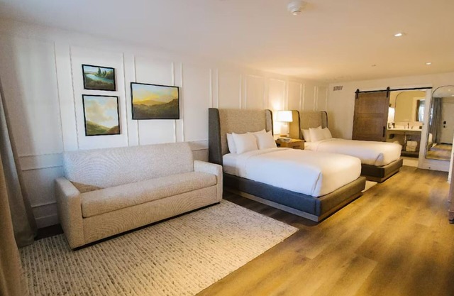 The Best Retreat w/enchanting outdoors, Resort & Golf access - Onsite Parking!