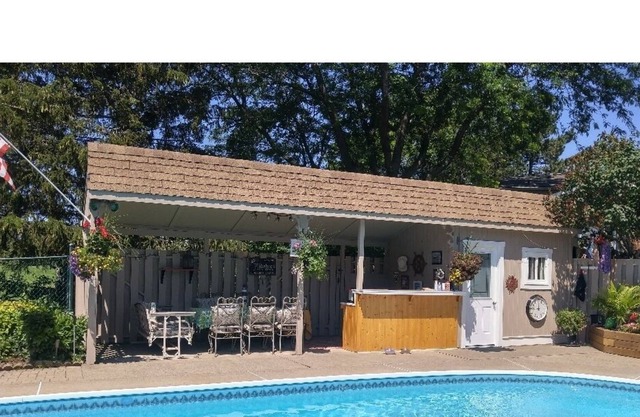The Birch Tree Cottage with Heated Salt Water Pool in Niagara on the Lake