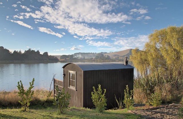 The Bird Hide - rustic luxury by the water