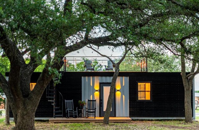 The Black Oak-Container Home 12 Min to Magnolia