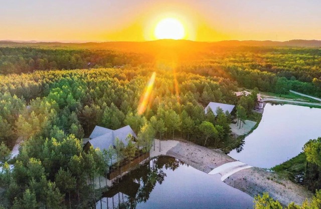The Blue Canoe: Waterfront Cabin 6 Bedrooms/6.5 Baths Sleeps 22