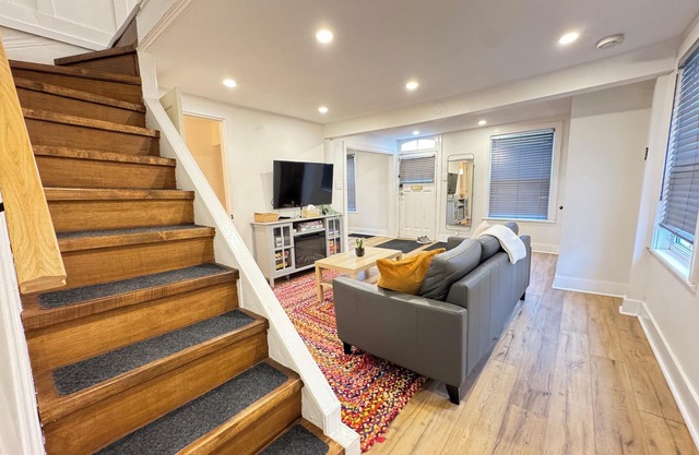 The Blue House: A Downtown Getaway w/Parking