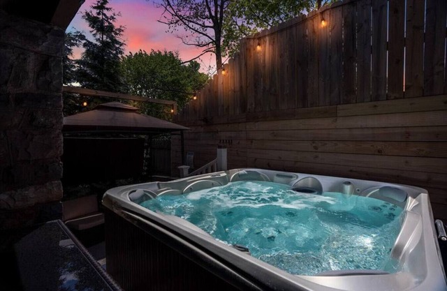The Blue House: Hot Tub, Fire Pit + Prime Location