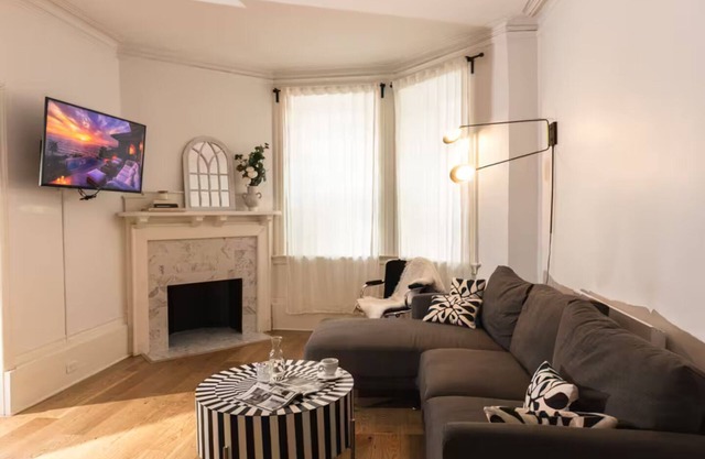 The Bordeaux - 4 bedrooms, 1,5 baths Apartment in Montréal Downtown With Parking
