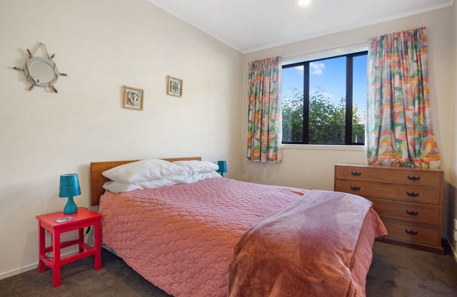 The Bowentown Bach - Waihi Beach Holiday Home, WAIHI BEACH