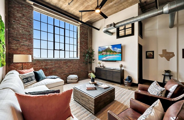 The Brazos Bear- Downtown Waco Condo- Walk to Silos!