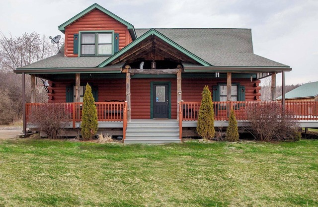 The Cabin located in the Finger Lakes Region is central to Watkins Glen, Penn Yan and Hammondsport