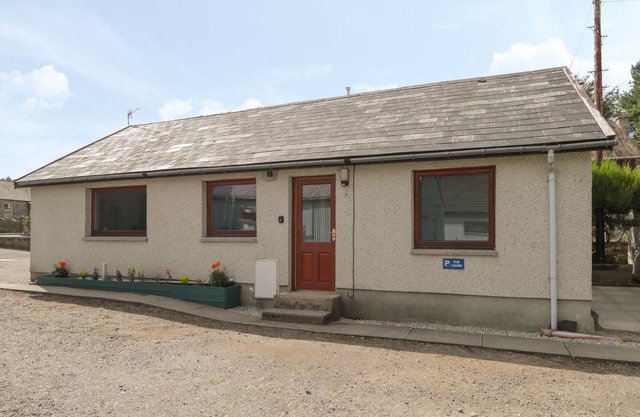 THE CAIRN, pet friendly, character holiday cottage in Boat Of Garten
