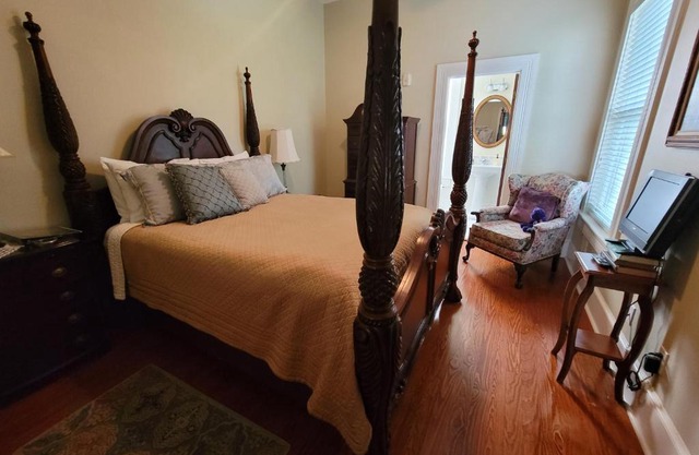 The Camellia Rose Inn- King Room Stardust