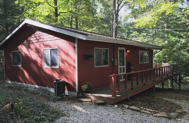 The Cliff- Hocking Hills - 2 BR, 1 BA cabin on the Hill