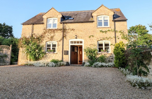 THE COACH HOUSE, family friendly, with a garden in Barrowden