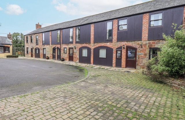 THE COACH HOUSE, pet friendly, character holiday cottage in Wigton