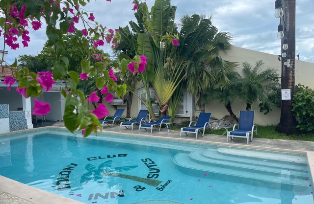 The Colony Club Inn & Suites