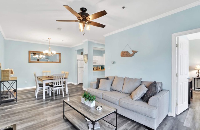 The Complete Condo-Fully Furnished 10 Min From Both Beaches. Airbnb Superhost!
