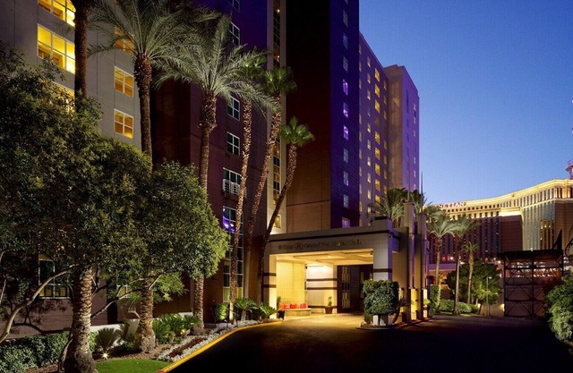The Convention Reprieve, steps from the Strip & 8 minutes to convention centers