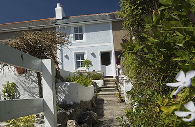 The cottage is minutes walk to 5 beaches and the harbour