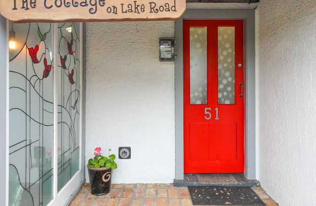 The Cottage on Lake Road - 2 Bedroom Historic Cottage in CBD