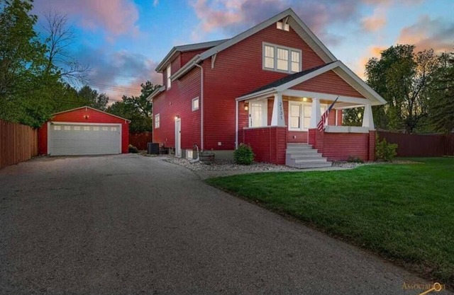 The Cottonwood Farmhouse