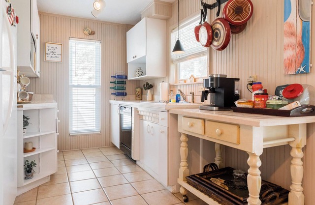 The Crab Resort with a pier, tennis court and pool. Pet friendly!