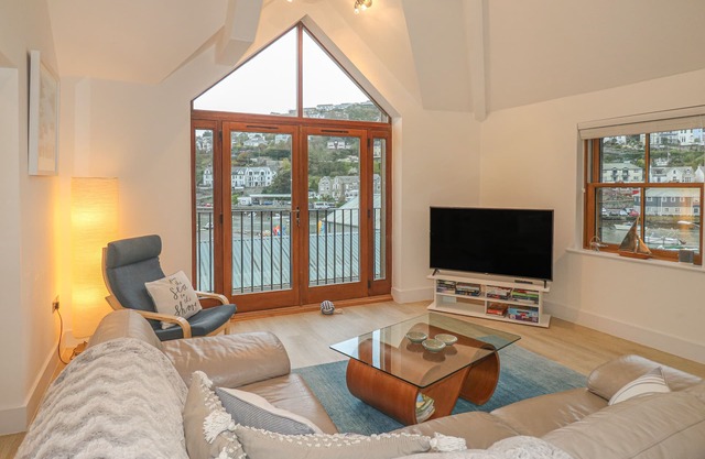 THE CREEKSIDE, family friendly, luxury holiday cottage in Looe