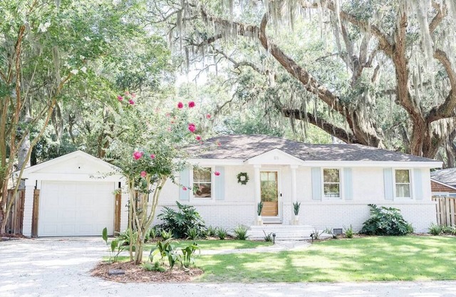 The Davis: Spacious SSI Retreat Near Beach - Sleeps 14 w/Private Guest Cottage