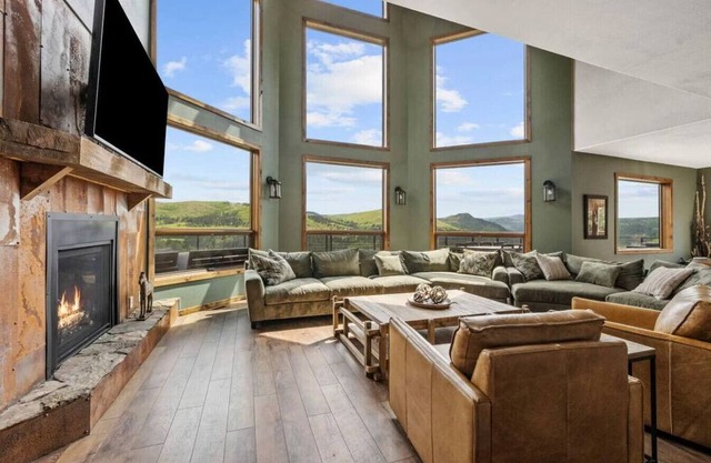 The Deadwood Lookout-Sleeps 22