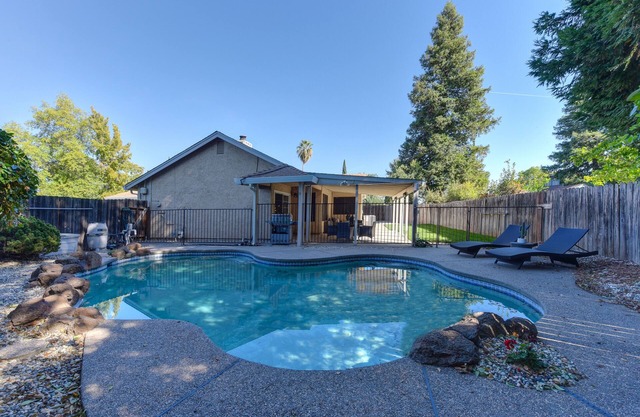 The Dream House Pool Garden Grill Close to Downtown Sacramento and Roseville