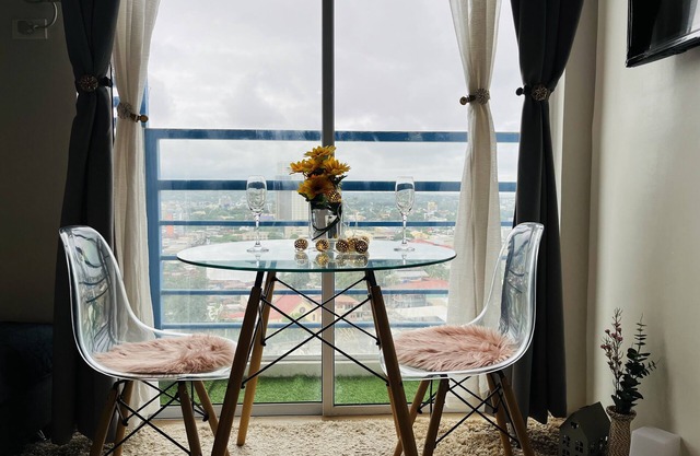 The Elevated Abode - Comfycosy Studio at The Loop