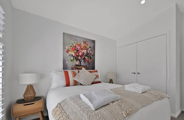The Elm Apartments - The Orange Room