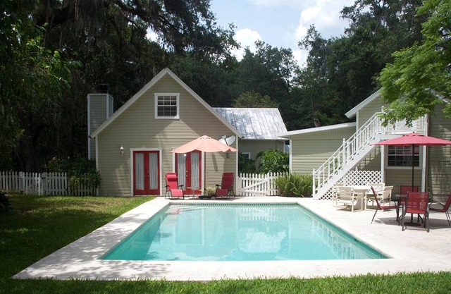The Farmhouse at Country Retreat - a charming, idyllic, pet-friendly oasis