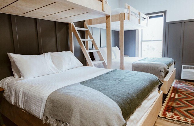 The Flying Steamshovel Inn - Room 3