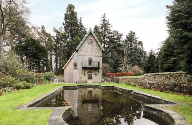 THE FOLLY, romantic, with a garden in Belford