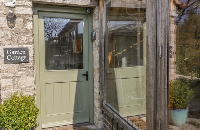 THE GARDEN COTTAGE, romantic, with a garden in Upwey, Ref 943806