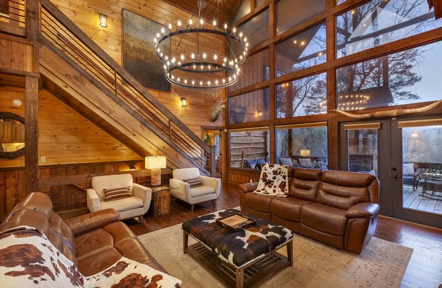 The Great Getaway~LUXURY Resort-Style Lodge~Sleeps 14~near Toccoa River~10 mins. to Blue Ridge