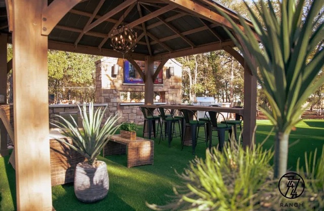 The Heat Unit - COTA Getaway: Hot Tub, BBQ, Events & Fun!