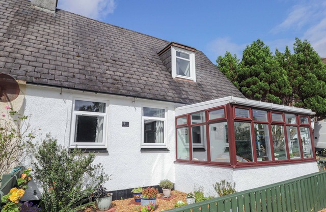 THE HIGHLANDER, family friendly, country holiday cottage in Dornie
