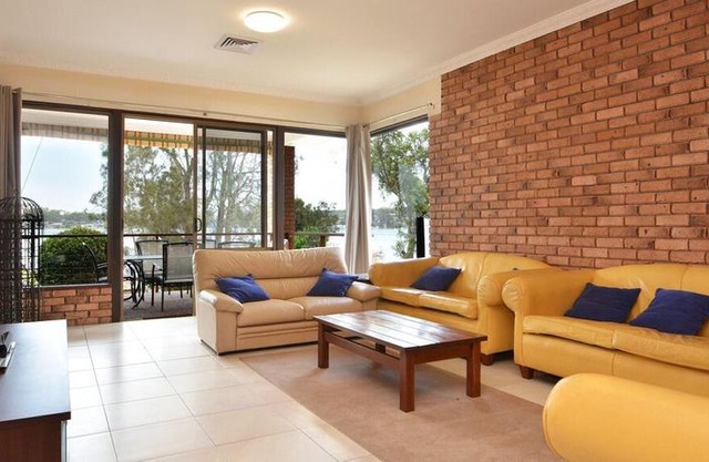 The House on the Lake - Waterfront Living @ Fishing Point