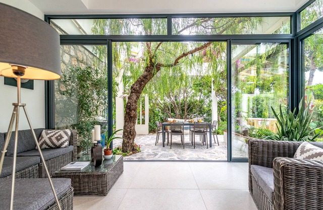 The Insiders Choice! Relaxing Villa with Magical Garden, 2 min from the Beach