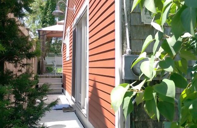The KLINE Cottage nestled in the quiet West End. SEP 6/13 available-FALL RATES!.