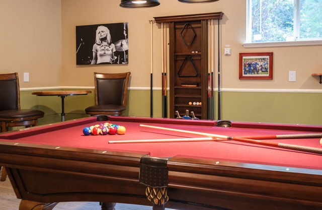 The Knotty Pine, Hot Tub, EV Charger, Rec Room, Pets ok