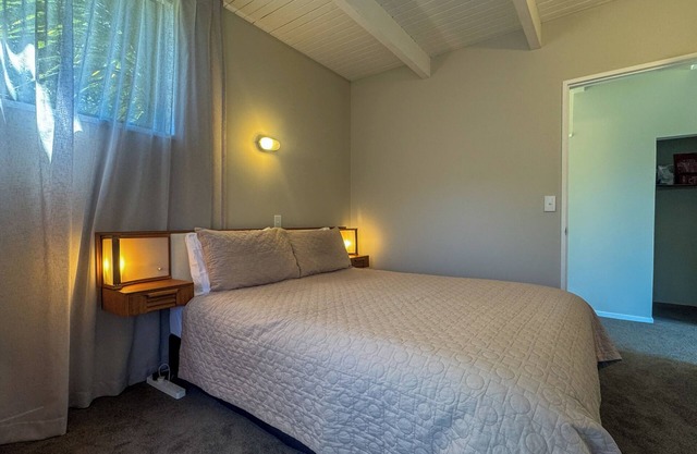 THE LAKEVIEW HOMEnAmazing viewsnClose to town, airport, lake and ski fields.