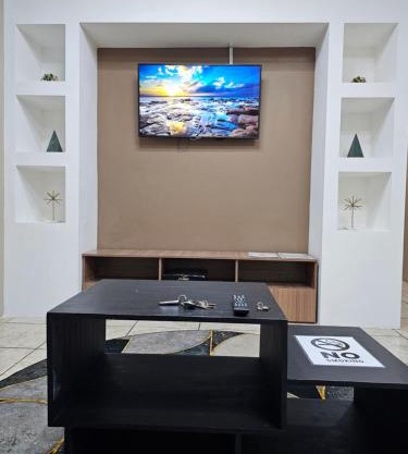 The Layover - 6 Mins from the Airport, Equipped for Long Stays