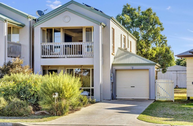 The Lighthouse ~ Port Willunga - Cosy Coastal Townhouse in Port Willunga