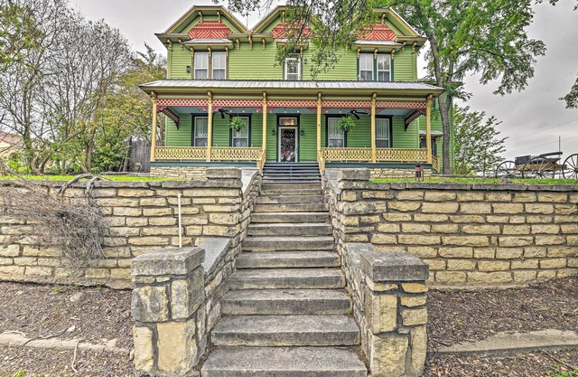 The Lilly House: Historic Glen Rose Home w/Porch!