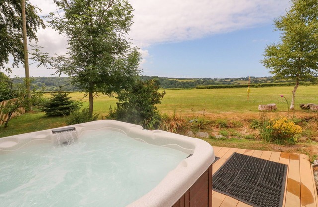 THE LINHAY, pet friendly, with hot tub in Bratton Fleming