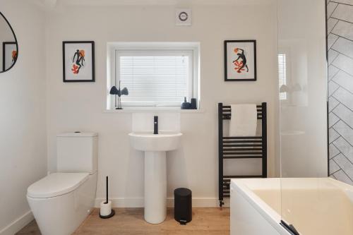 The Lodge - comfortable, stylish, 3 bedroom home with 3-6 beds near Utilita Arena - free parking