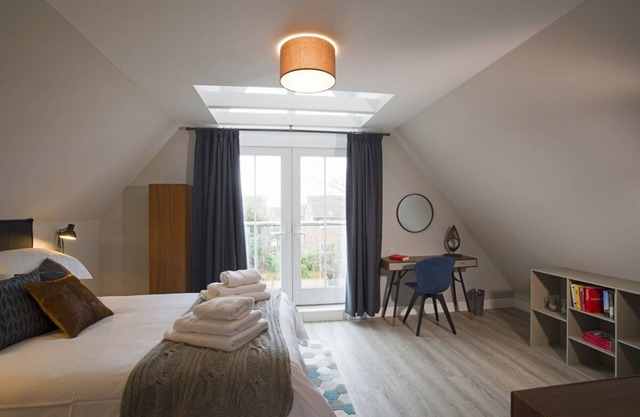 The Loft a fabulous 1 bed apartment, a stroll from the city centre with parking.